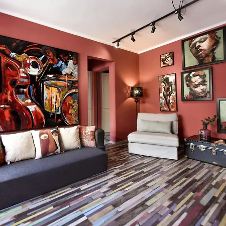 Urban Retreat - Central With Cozy Charm Apartment