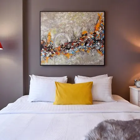 Urban Retreat - Central With Cozy Charm Apartment