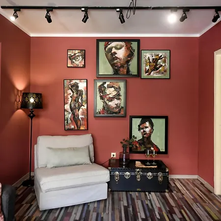 Urban Retreat - Central With Cozy Charm