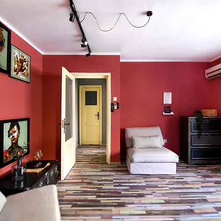 Urban Retreat - Central With Cozy Charm *