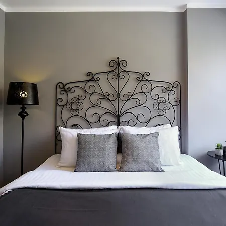 Urban Retreat - Central With Cozy Charm *