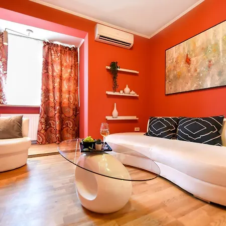 Urban Retreat - Central With Cozy Charm *