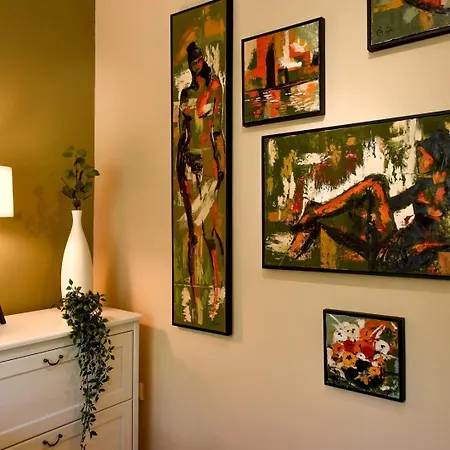 Urban Retreat - Central With Cozy Charm