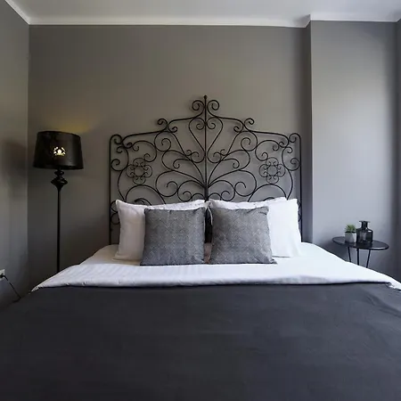Urban Retreat - Central With Cozy Charm
